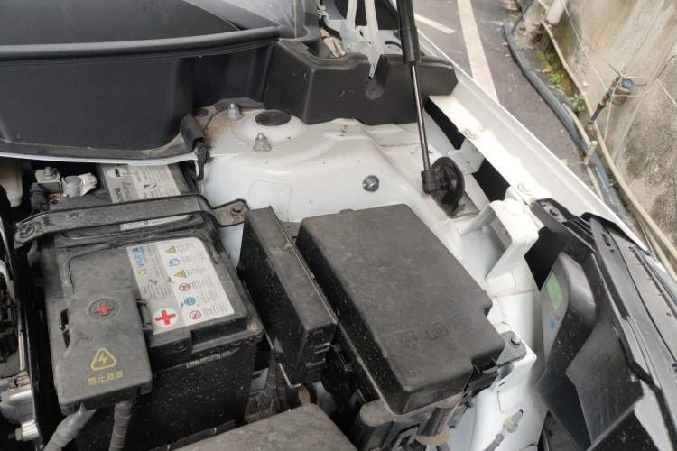 Used Hongqi HS3 2023 1.5T Two-Wheel Drive Shanwei Edition Engine Bay Left