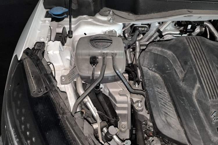 Used Hongqi HS3 2023 1.5T Two-Wheel Drive Shanwei Edition Engine Bay Right