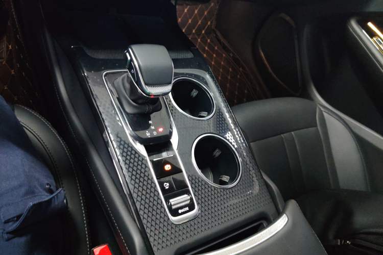 Used Hongqi HS3 2023 1.5T Two-Wheel Drive Shanwei Edition Gear Lever
