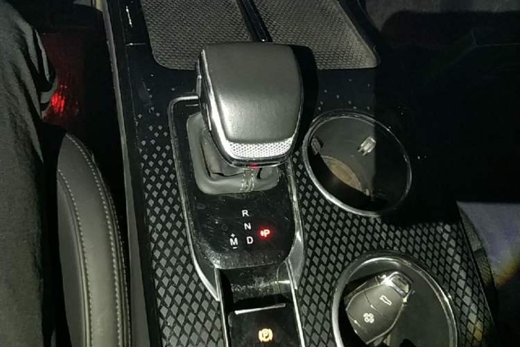 Used Hongqi HS3 2023 1.5T Two-Wheel Drive Shanwei Edition Gear Lever
