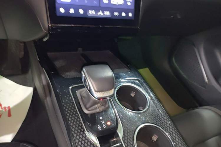 Used Hongqi HS3 2023 1.5T Two-Wheel Drive Shanwei Edition Gear Lever