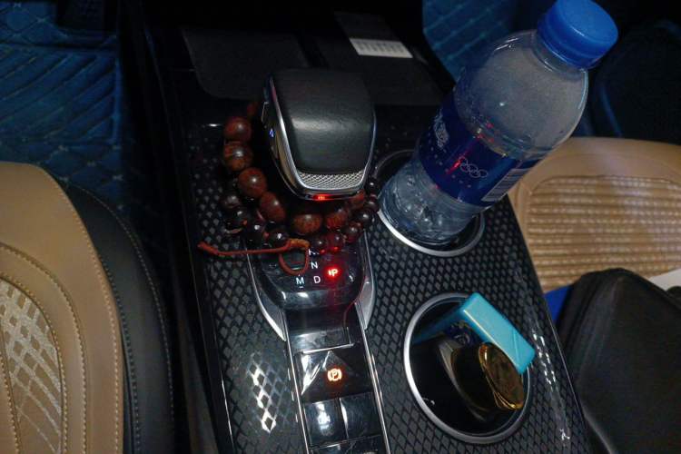 Used Hongqi HS3 2023 1.5T Two-Wheel Drive Shanwei Edition Gear Lever