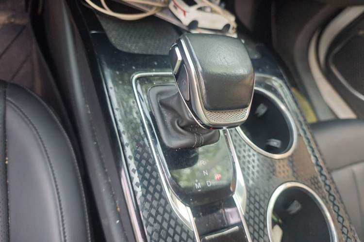 Used Hongqi HS3 2023 1.5T Two-Wheel Drive Shanwei Edition Gear Lever