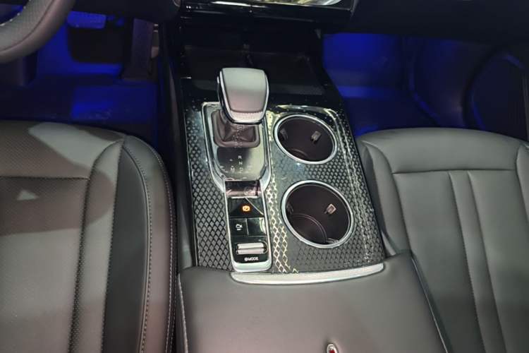 Used Hongqi HS3 2023 1.5T Two-Wheel Drive Shanwei Edition Gear Lever
