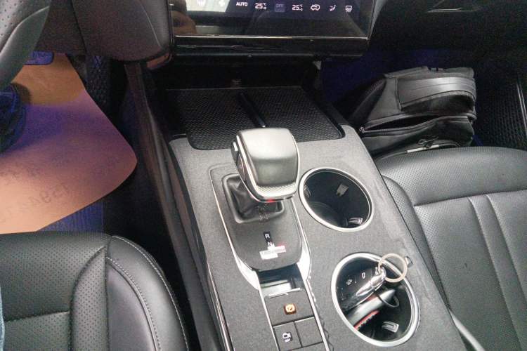 Used Hongqi HS3 2023 1.5T Two-Wheel Drive Shanwei Edition Gear Lever