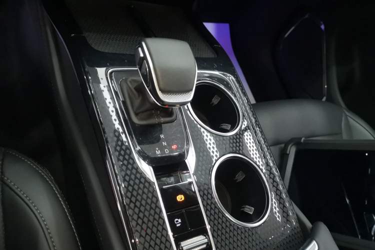 Used Hongqi HS3 2023 1.5T Two-Wheel Drive Shanwei Edition Gear Lever