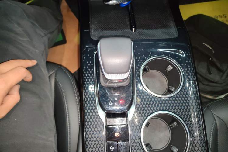 Used Hongqi HS3 2023 1.5T Two-Wheel Drive Shanwei Edition Gear Lever