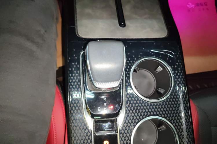 Used Hongqi HS3 2023 1.5T Two-Wheel Drive Shanwei Edition Gear Lever