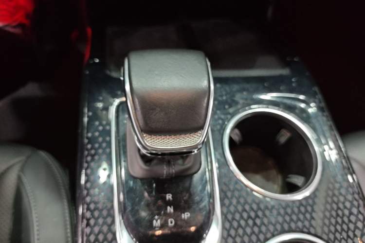 Used Hongqi HS3 2023 1.5T Two-Wheel Drive Shanwei Edition Gear Lever