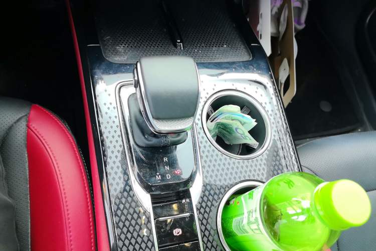 Used Hongqi HS3 2023 1.5T Two-Wheel Drive Shanwei Edition Gear Lever