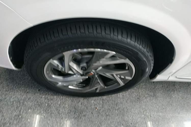 Used Hongqi HS3 2023 2.0T All-Wheel-Drive Youwei Version Left Front Wheel Hub