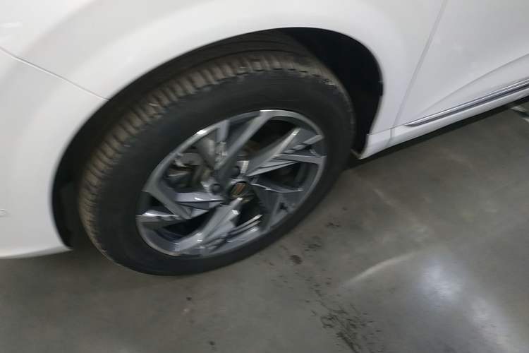 Used Hongqi HS3 2023 2.0T All-Wheel-Drive Youwei Version Left Front Wheel Hub