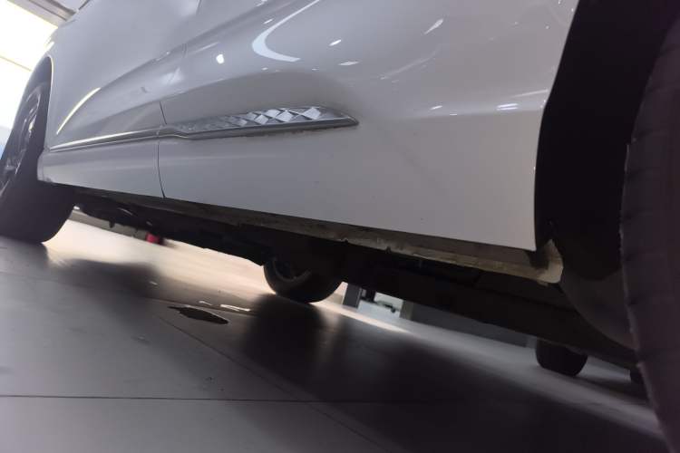 Used Hongqi HS3 2023 1.5T Two-Wheel Drive Shanwei Edition Left Side Sill