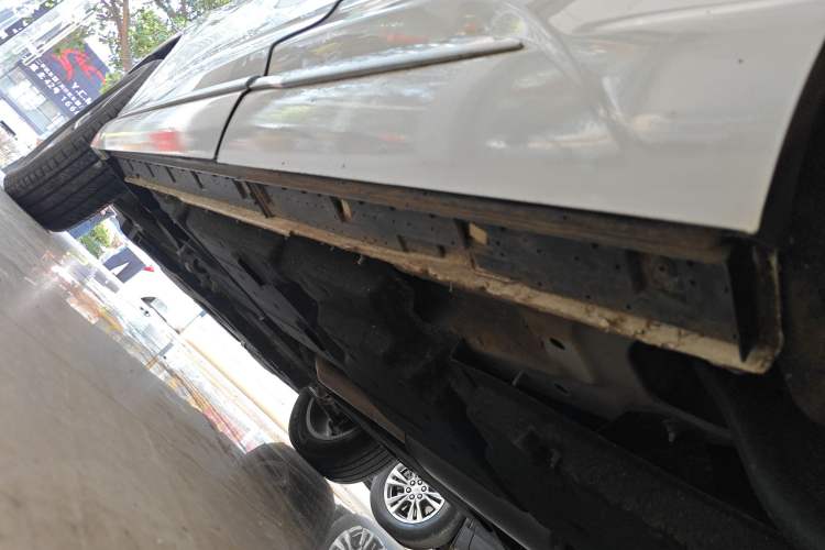 Used Hongqi HS3 2023 1.5T Two-Wheel Drive Shanwei Edition Left Side Sill