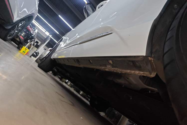 Used Hongqi HS3 2023 1.5T Two-Wheel Drive Shanwei Edition Left Side Sill