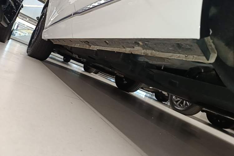 Used Hongqi HS3 2023 1.5T Two-Wheel Drive Shanwei Edition Left Side Sill