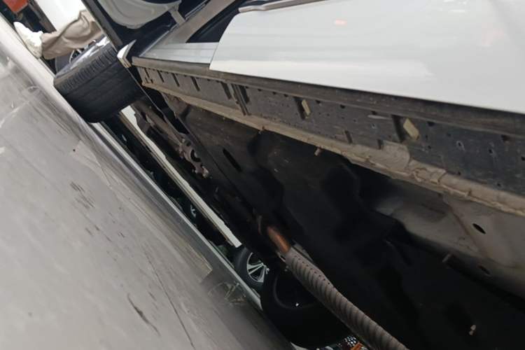 Used Hongqi HS3 2023 2.0T Two-Wheel Drive Available Version Left Side Sill