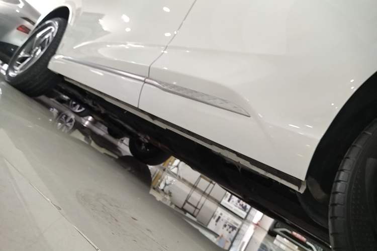 Used Hongqi HS3 2023 1.5T Two-Wheel Drive Shanwei Edition Left Side Sill