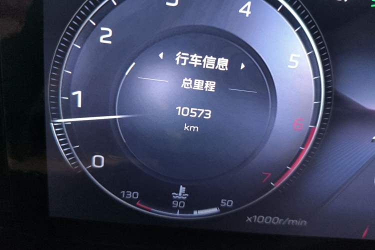 Used Hongqi HS3 2023 1.5T Two-Wheel Drive Shanwei Edition Odometer Close Up