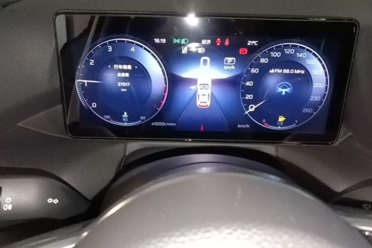 Used Hongqi HS3 2023 1.5T Two-Wheel Drive Shanwei Edition Odometer Close Up