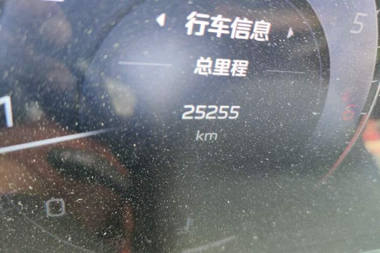 Used Hongqi HS3 2023 1.5T Two-Wheel Drive Shanwei Edition Odometer Close Up