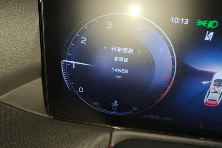 Used Hongqi HS3 2023 1.5T Two-Wheel Drive Shanwei Edition Odometer Close Up
