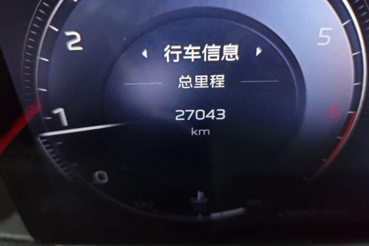 Used Hongqi HS3 2023 1.5T Two-Wheel Drive Shanwei Edition Odometer Close Up