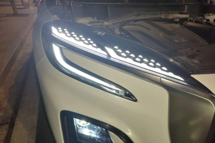 Used Hongqi HS3 2023 1.5T Two-Wheel Drive Shanwei Edition Right Front Headlight