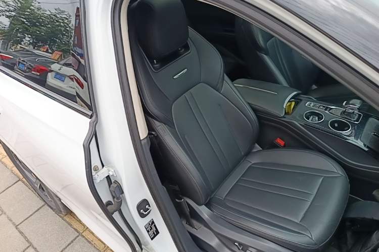 Used Hongqi HS3 2023 1.5T Two-Wheel Drive Shanwei Edition Right Front Seat