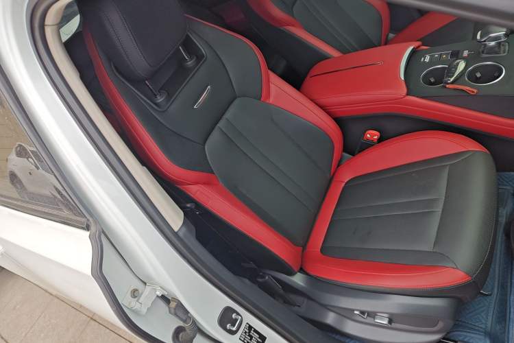 Used Hongqi HS3 2023 1.5T Two-Wheel Drive Shanwei Edition Right Front Seat