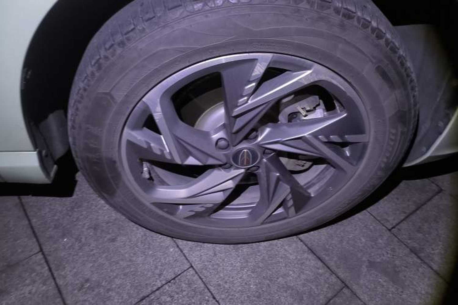 Used Hongqi HS3 2023 2.0T Two-Wheel Drive Available Version Right Front Wheel Hub