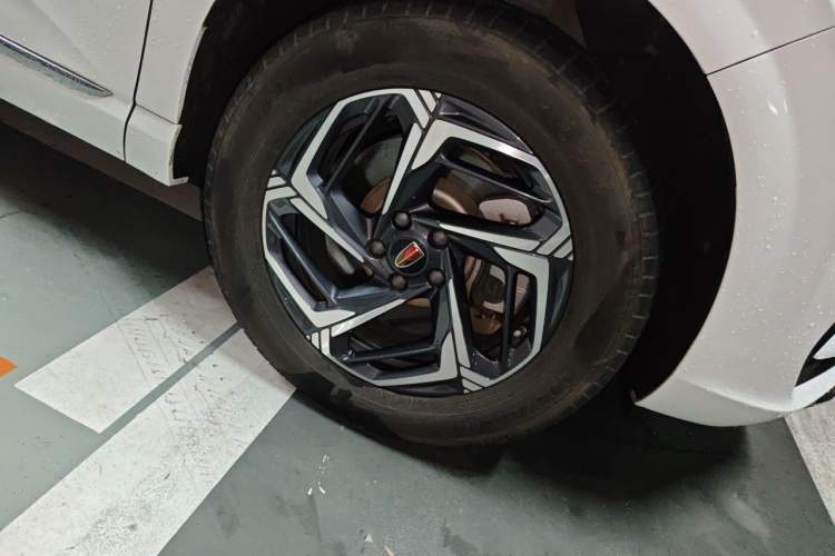 Used Hongqi HS3 2023 1.5T Two-Wheel Drive Shanwei Edition Right Front Wheel Hub