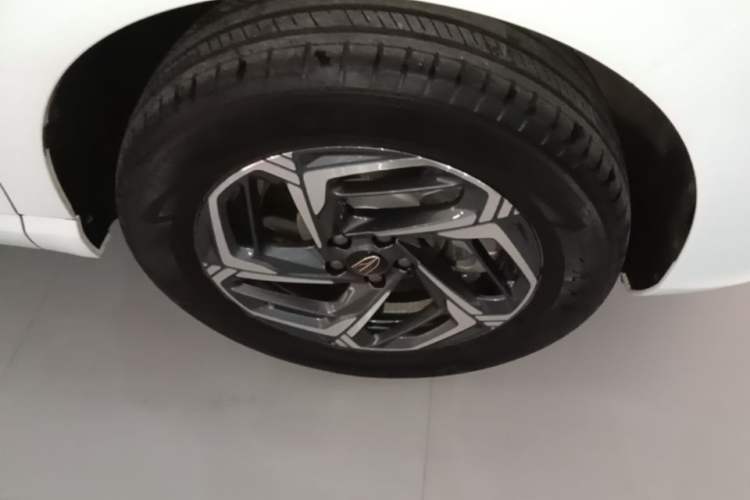 Used Hongqi HS3 2023 1.5T Two-Wheel Drive Shanwei Edition Right Front Wheel Hub