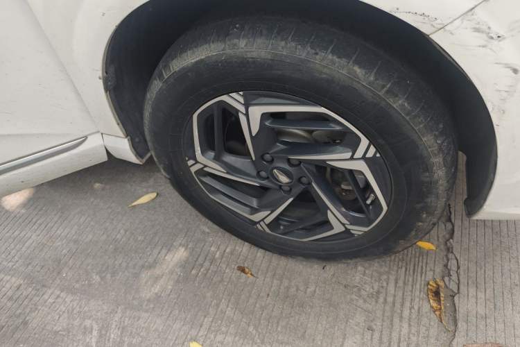 Used Hongqi HS3 2023 1.5T Two-Wheel Drive Shanwei Edition Right Front Wheel Hub