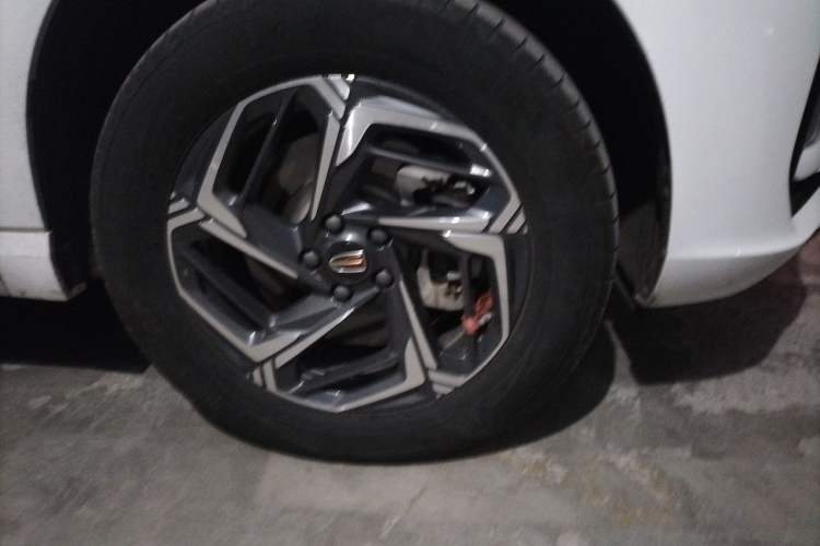 Used Hongqi HS3 2023 1.5T Two-Wheel Drive Shanwei Edition Right Front Wheel Hub