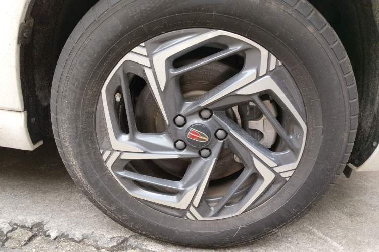 Used Hongqi HS3 2023 1.5T Two-Wheel Drive Shanwei Edition Right Front Wheel Hub