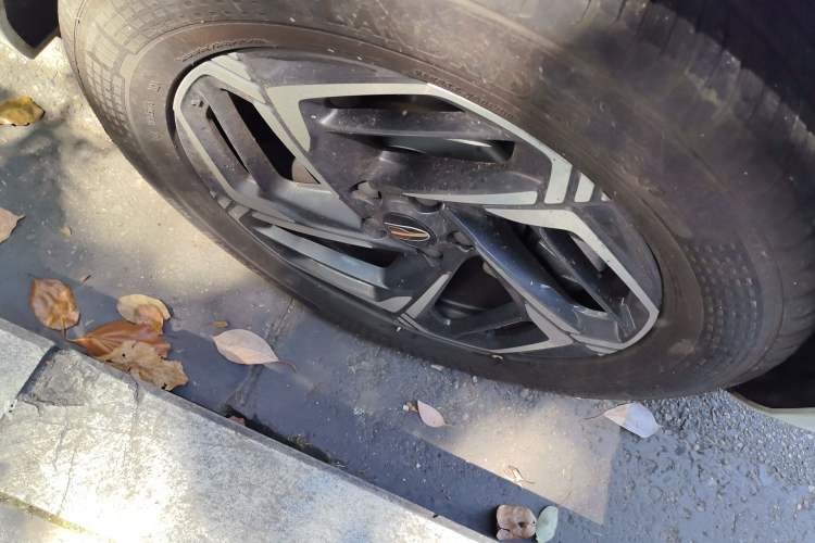 Used Hongqi HS3 2023 1.5T Two-Wheel Drive Shanwei Edition Right Front Wheel Hub