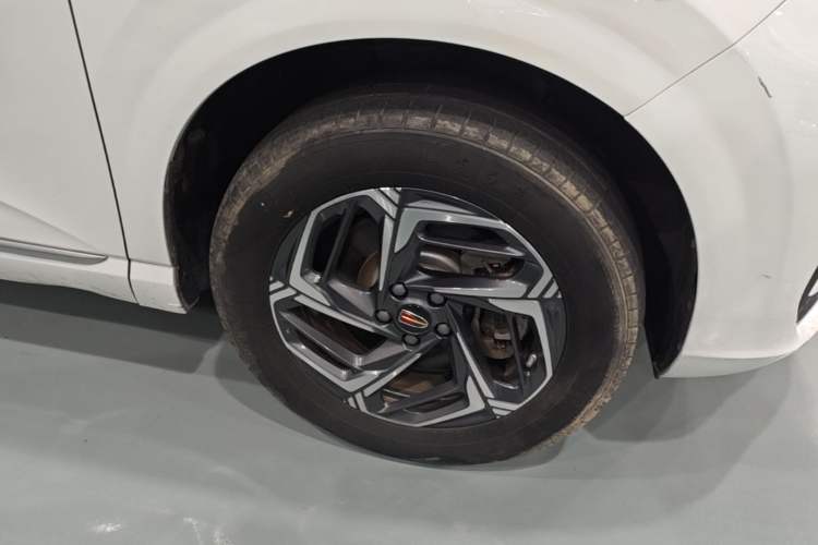 Used Hongqi HS3 2023 1.5T Two-Wheel Drive Shanwei Edition Right Front Wheel Hub