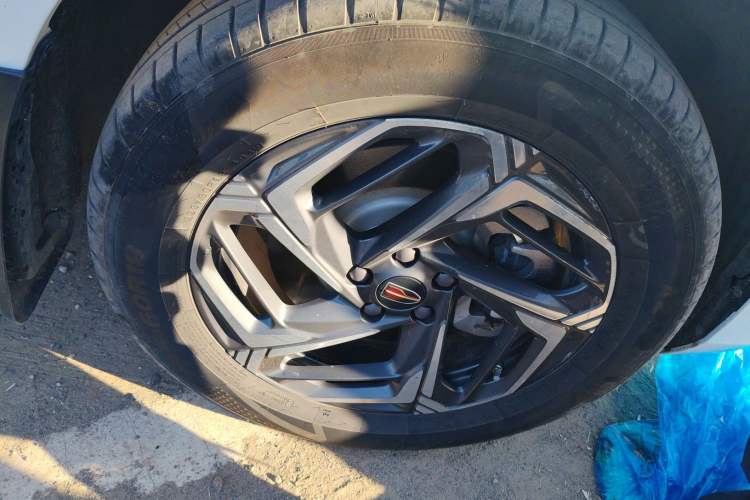 Used Hongqi HS3 2023 1.5T Two-Wheel Drive Shanwei Edition Right Front Wheel Hub