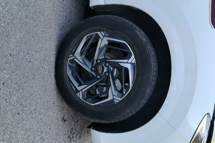 Used Hongqi HS3 2023 1.5T Two-Wheel Drive Shanwei Edition Right Front Wheel Hub