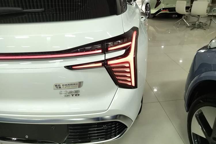 Used Hongqi HS3 2023 1.5T Two-Wheel Drive Shanwei Edition Right Rear Taillight