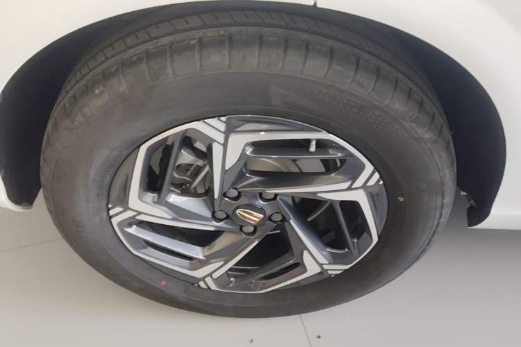 Used Hongqi HS3 2023 1.5T Two-Wheel Drive Shanwei Edition Right Rear Wheel Hub