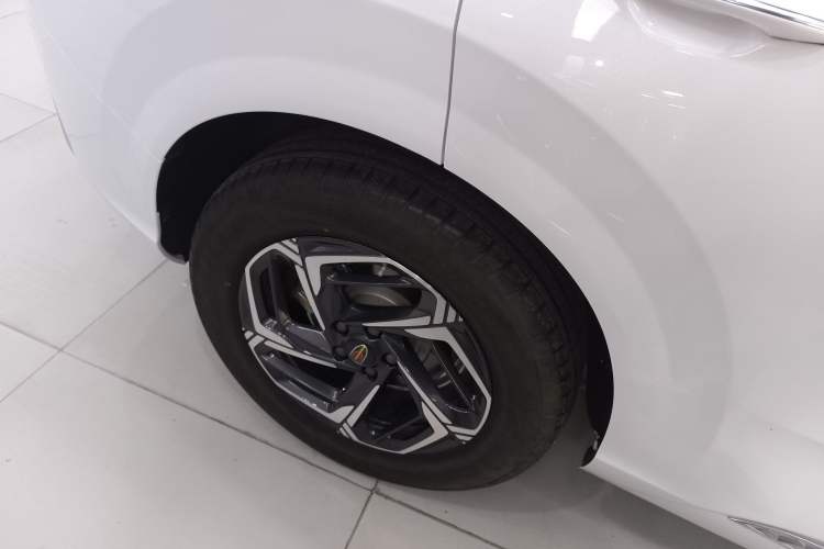 Used Hongqi HS3 2023 1.5T Two-Wheel Drive Shanwei Edition Right Rear Wheel Hub