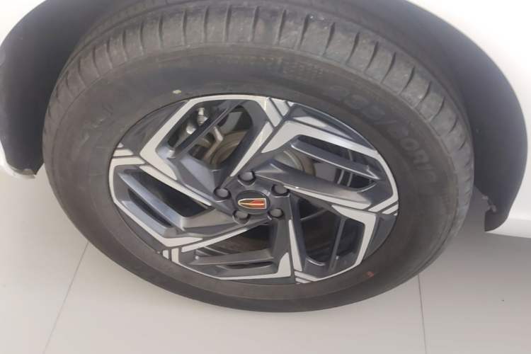 Used Hongqi HS3 2023 1.5T Two-Wheel Drive Shanwei Edition Right Rear Wheel Hub