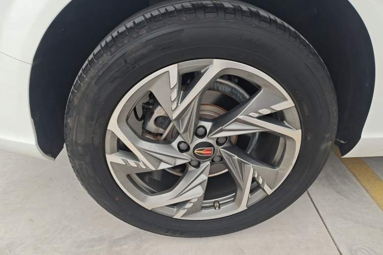 Used Hongqi HS3 2023 2.0T All-Wheel-Drive Youwei Version Right Rear Wheel Hub