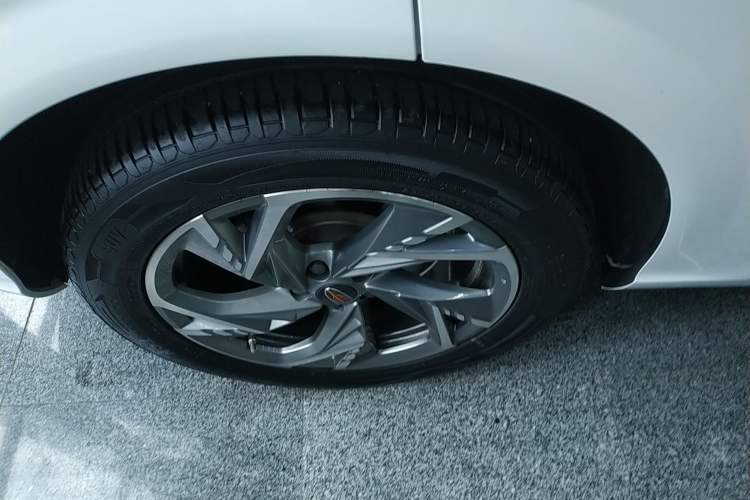 Used Hongqi HS3 2023 2.0T All-Wheel-Drive Youwei Version Right Rear Wheel Hub