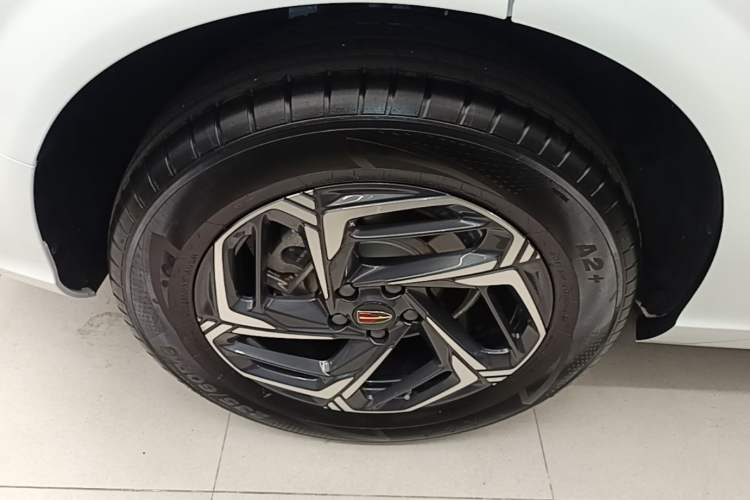 Used Hongqi HS3 2023 1.5T Two-Wheel Drive Shanwei Edition Right Rear Wheel Hub