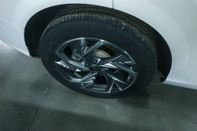 Used Hongqi HS3 2023 2.0T All-Wheel-Drive Youwei Version Right Rear Wheel Hub