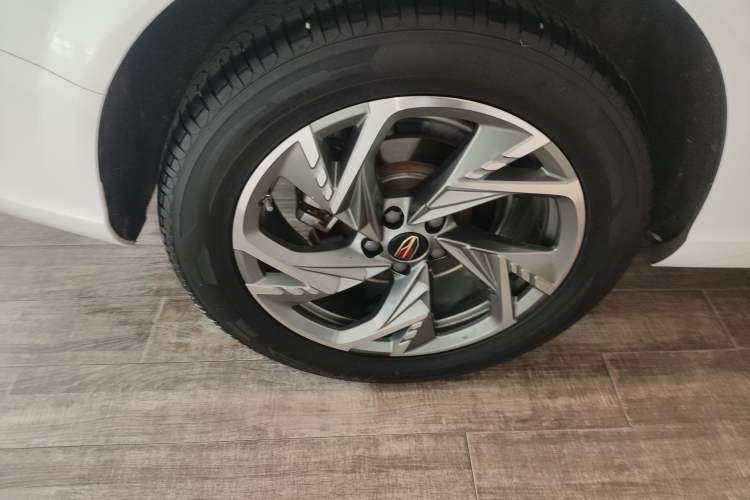 Used Hongqi HS3 2023 2.0T All-Wheel-Drive Youwei Version Right Rear Wheel Hub