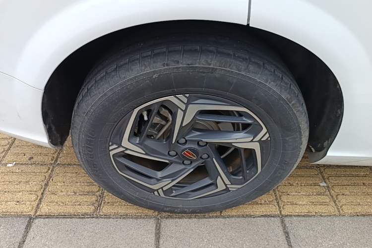 Used Hongqi HS3 2023 1.5T Two-Wheel Drive Shanwei Edition Right Rear Wheel Hub